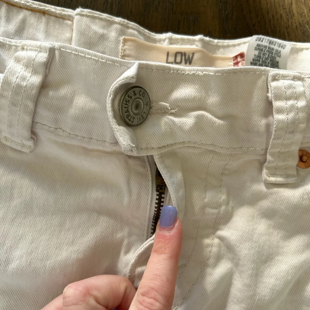Levi’s 542 white low rise denim shorts